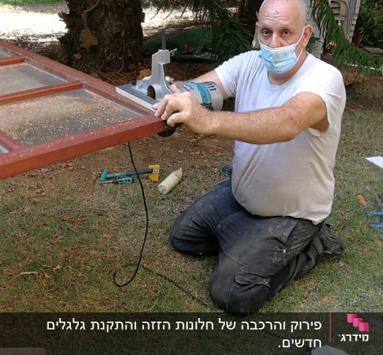 נגר עובד עם מסור חשמלי על מסגרת עץ